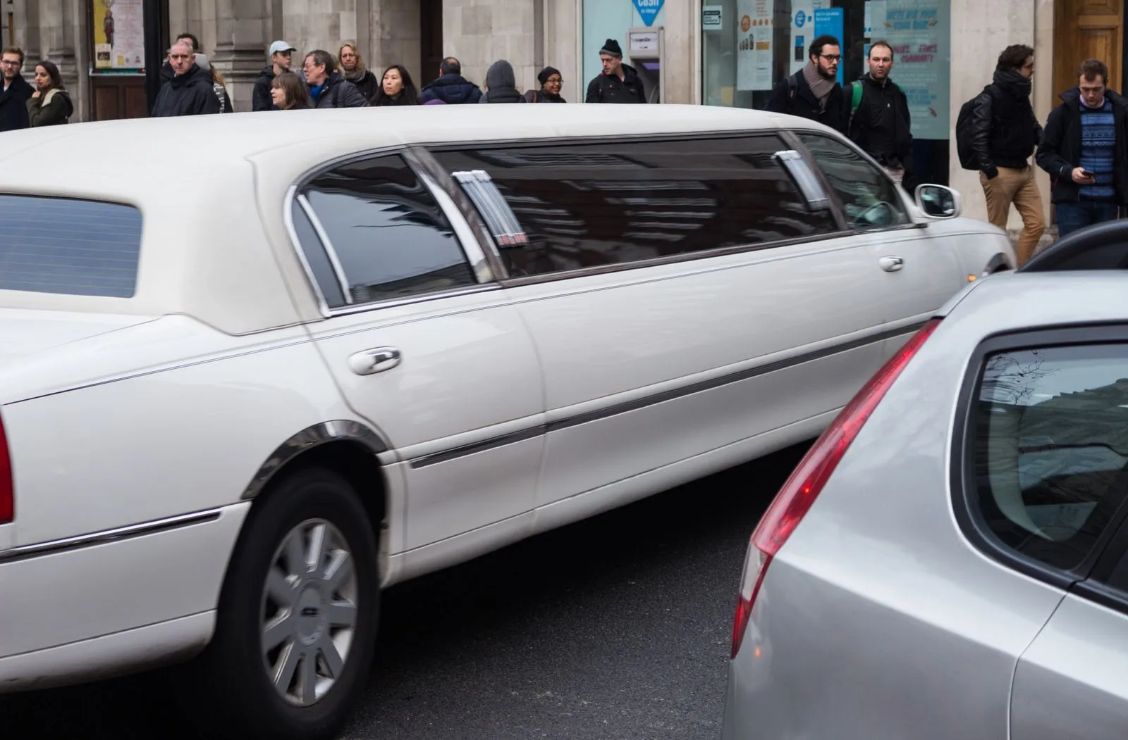 What to Expect From an Airport Limousine Pickup